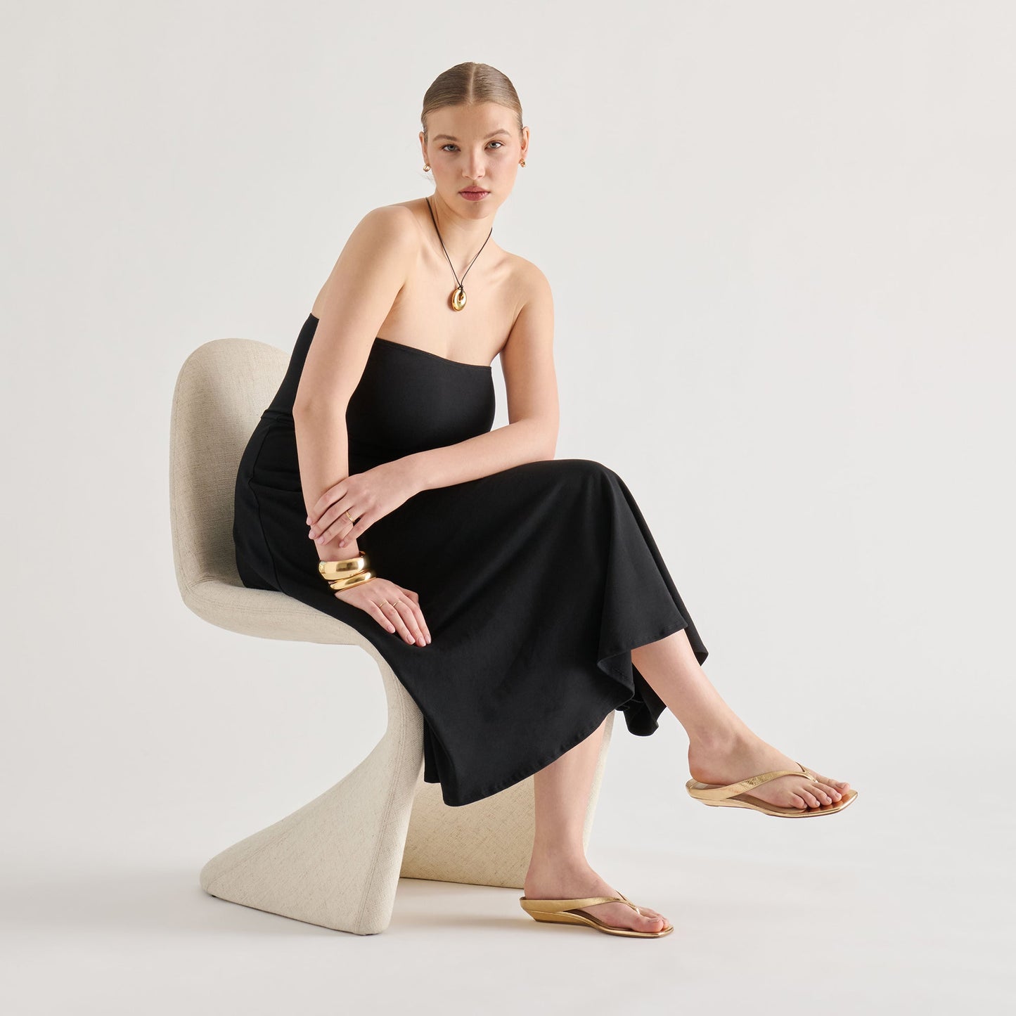 Dolce Vita GIZEL Gold Crinkle Patent Thong Square-Toe Sandals