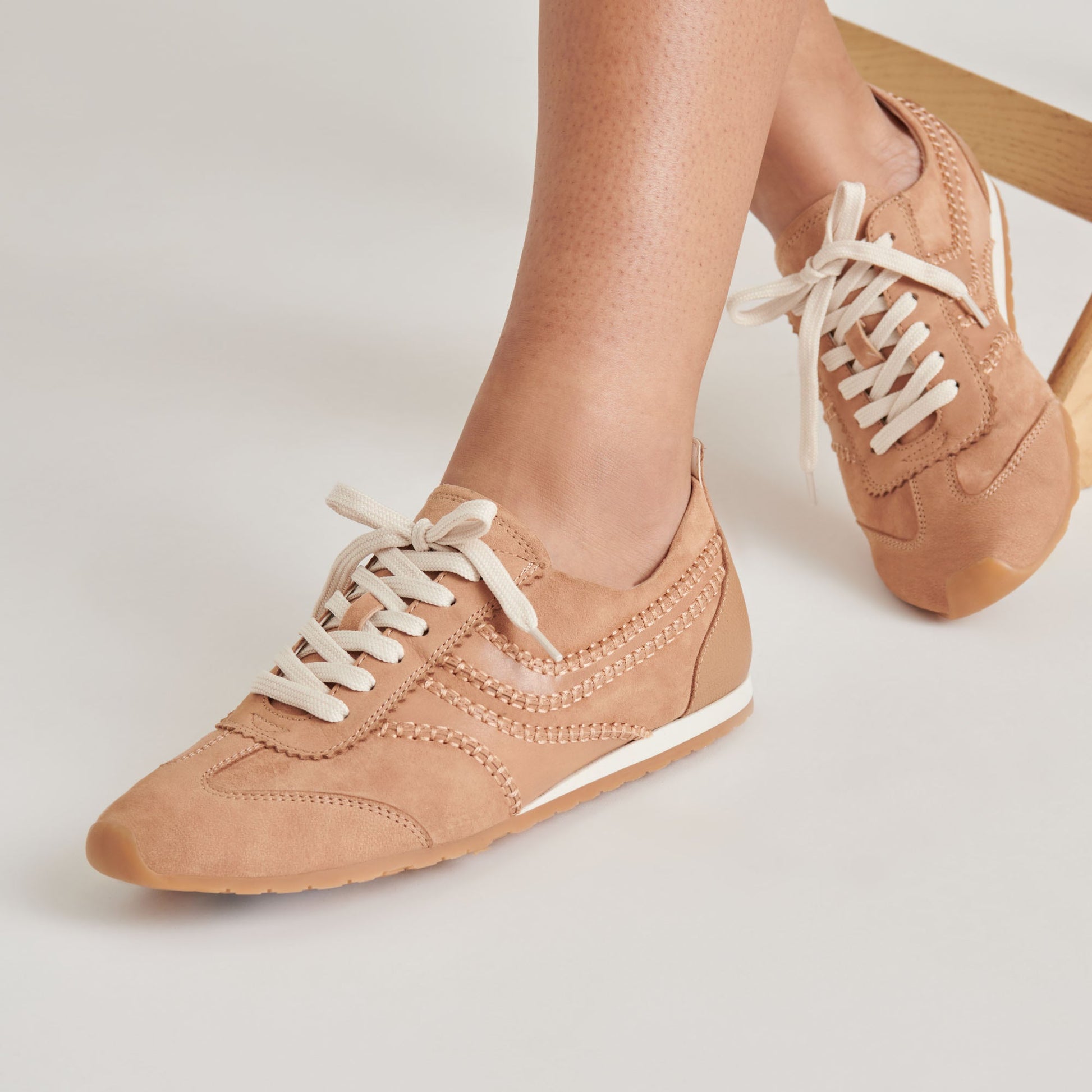 Dolce Vita DELANY SNEAKERS TOFFEE NUBUCK
 – Dolce Vita