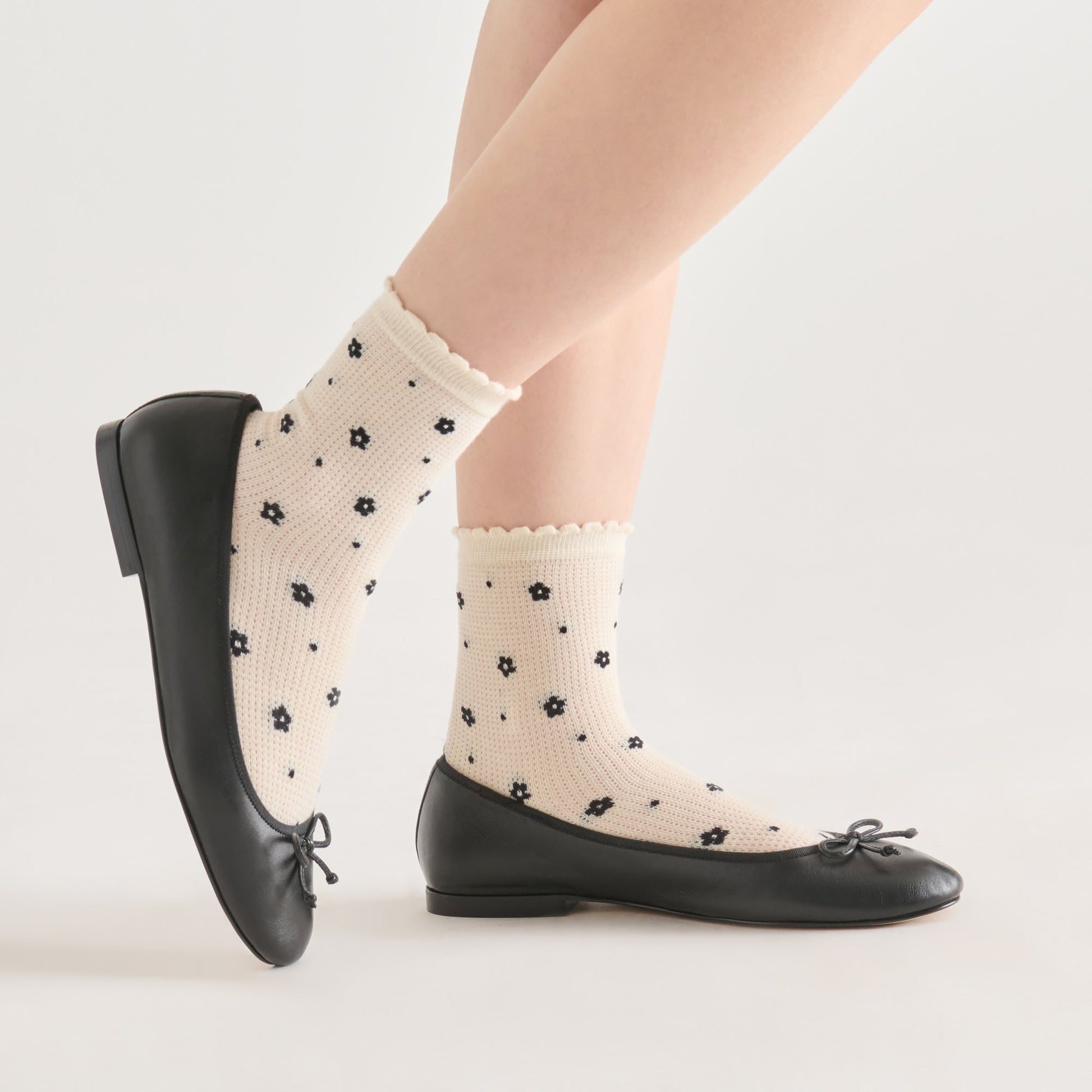 Dolce Vita Flower Mesh White Black Anklet Socks